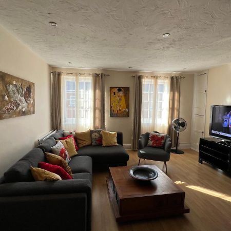 Stay In Yeovil Town Centre, Large 2 Bd Apt With Parking, Sleeps 4 Bagian luar foto