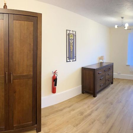Stay In Yeovil Town Centre, Large 2 Bd Apt With Parking, Sleeps 4 Bagian luar foto