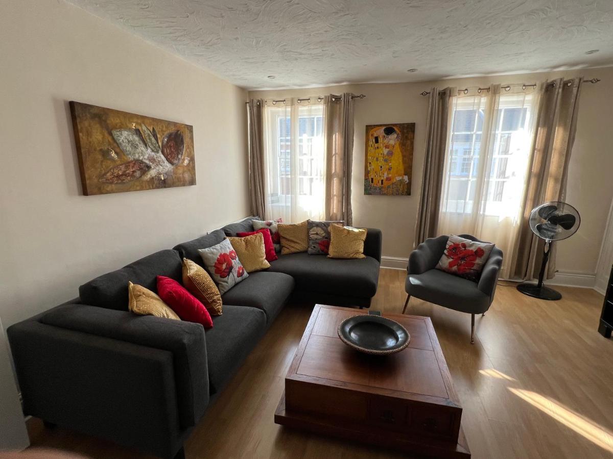 Stay In Yeovil Town Centre, Large 2 Bd Apt With Parking, Sleeps 4 Bagian luar foto