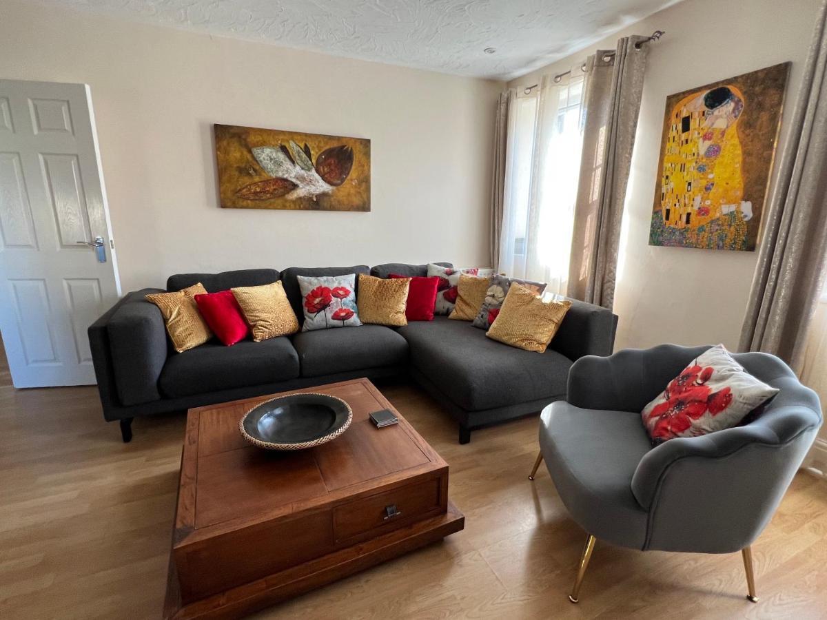 Stay In Yeovil Town Centre, Large 2 Bd Apt With Parking, Sleeps 4 Bagian luar foto