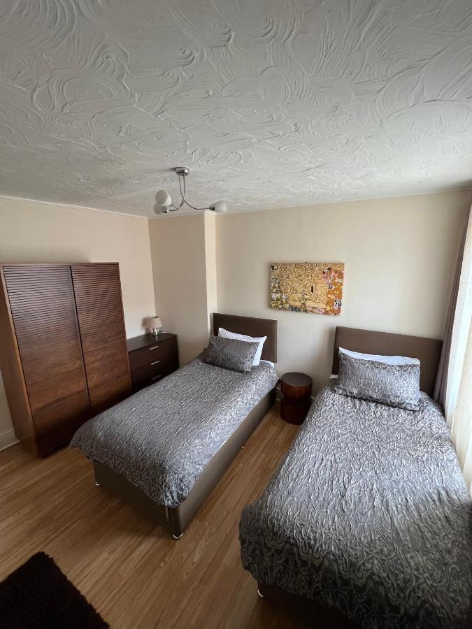 Stay In Yeovil Town Centre, Large 2 Bd Apt With Parking, Sleeps 4 Bagian luar foto