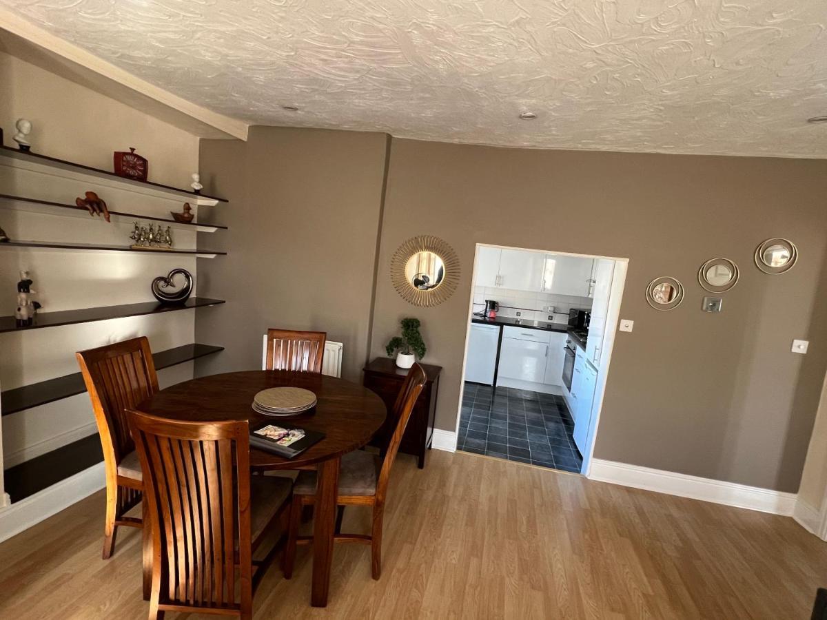 Stay In Yeovil Town Centre, Large 2 Bd Apt With Parking, Sleeps 4 Bagian luar foto