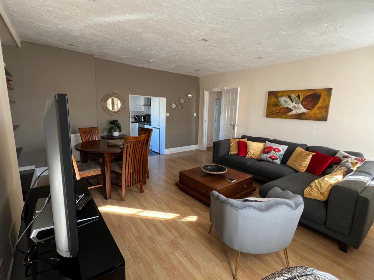 Stay In Yeovil Town Centre, Large 2 Bd Apt With Parking, Sleeps 4 Bagian luar foto