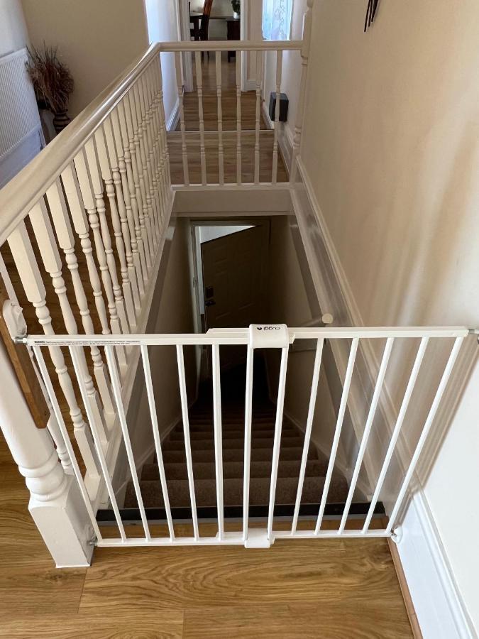 Stay In Yeovil Town Centre, Large 2 Bd Apt With Parking, Sleeps 4 Bagian luar foto