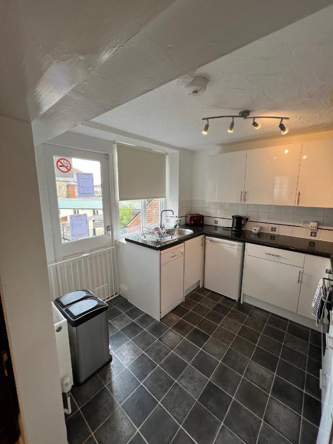 Stay In Yeovil Town Centre, Large 2 Bd Apt With Parking, Sleeps 4 Bagian luar foto