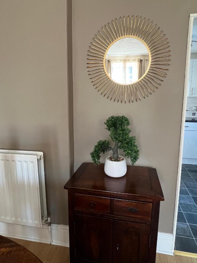 Stay In Yeovil Town Centre, Large 2 Bd Apt With Parking, Sleeps 4 Bagian luar foto