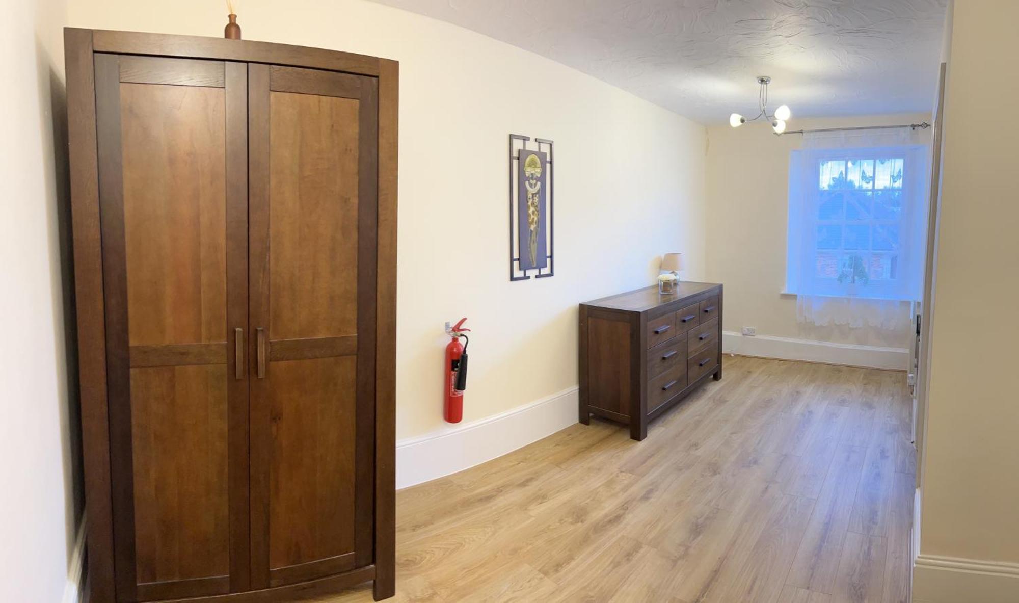 Stay In Yeovil Town Centre, Large 2 Bd Apt With Parking, Sleeps 4 Bagian luar foto