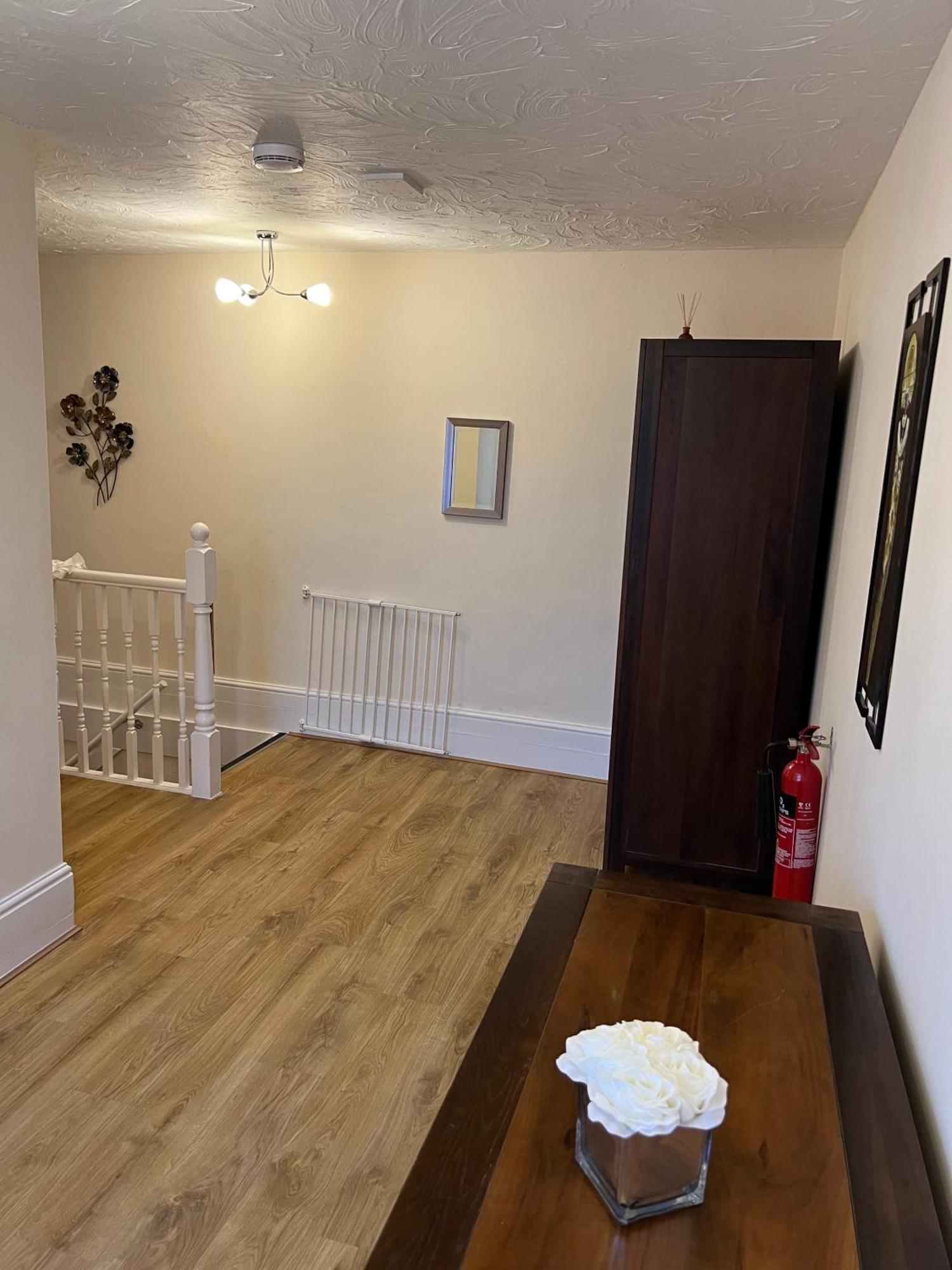 Stay In Yeovil Town Centre, Large 2 Bd Apt With Parking, Sleeps 4 Bagian luar foto
