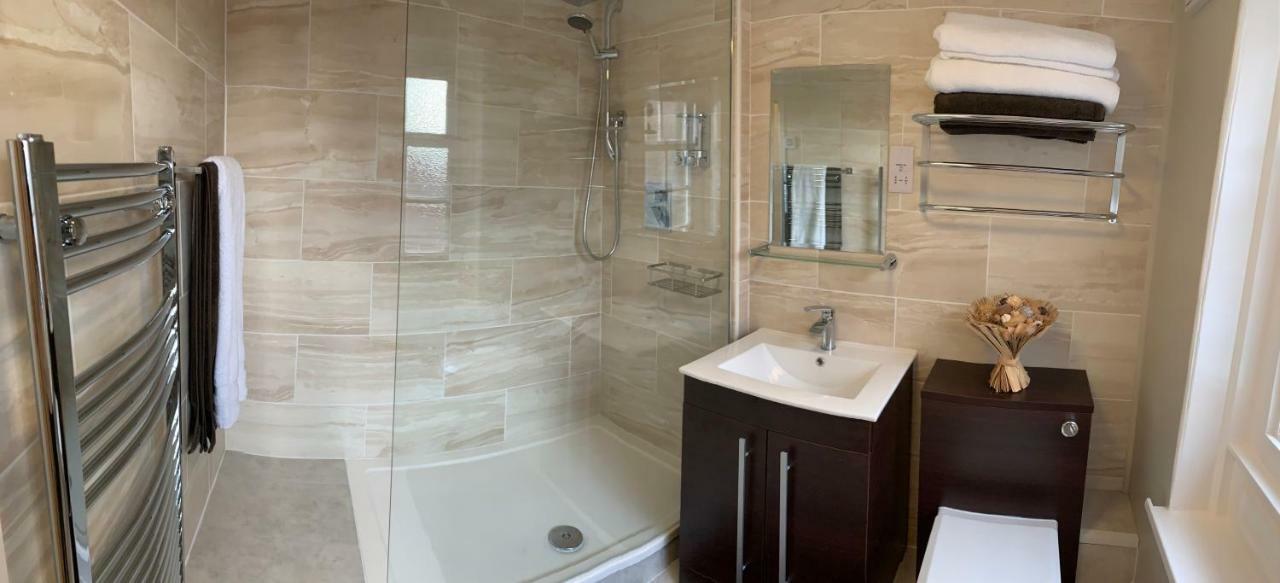 Stay In Yeovil Town Centre, Large 2 Bd Apt With Parking, Sleeps 4 Bagian luar foto
