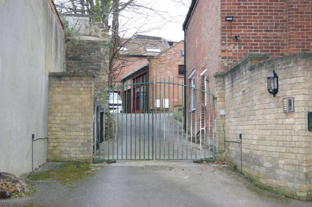 Stay In Yeovil Town Centre, Large 2 Bd Apt With Parking, Sleeps 4 Bagian luar foto