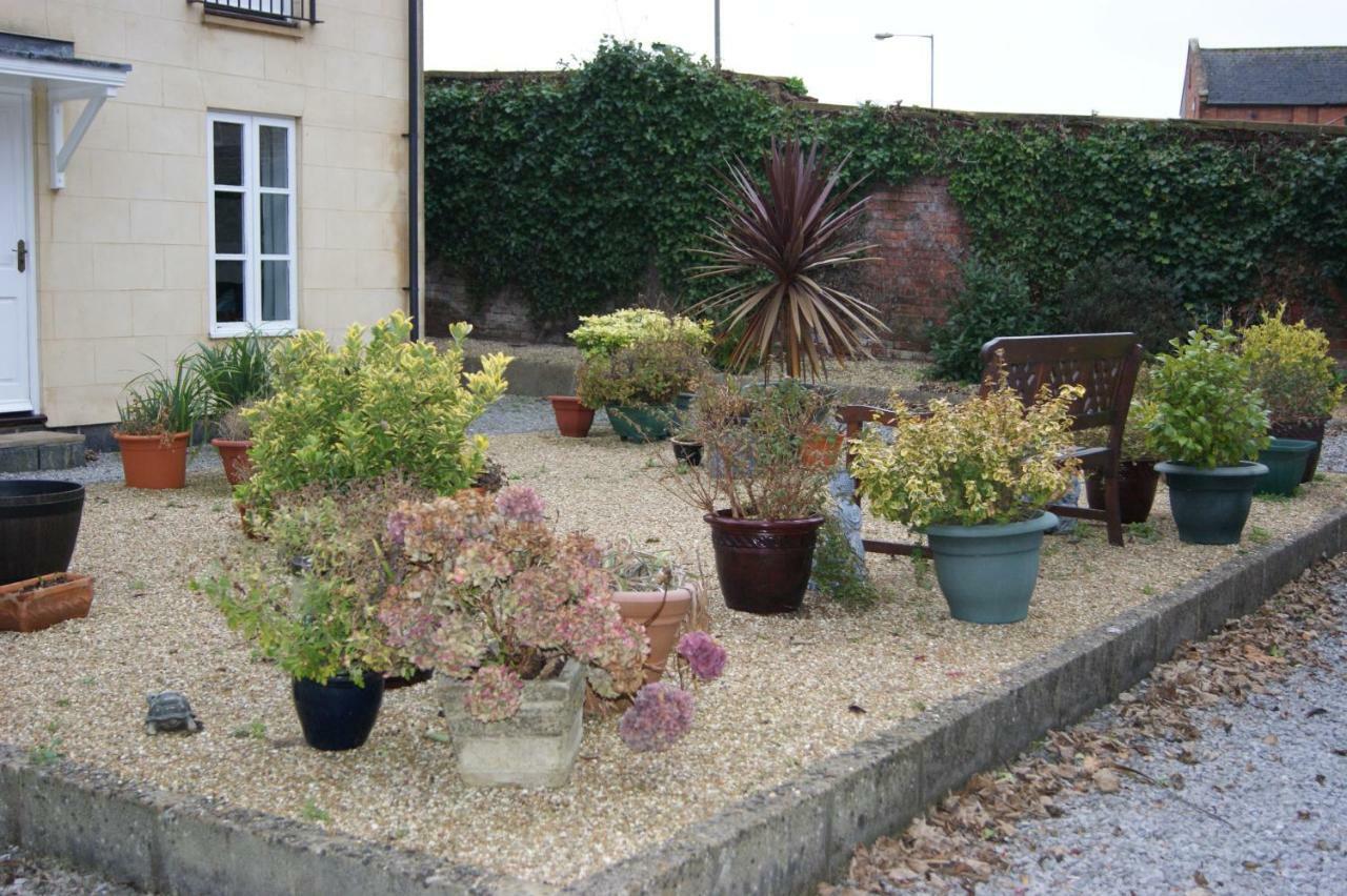 Stay In Yeovil Town Centre, Large 2 Bd Apt With Parking, Sleeps 4 Bagian luar foto